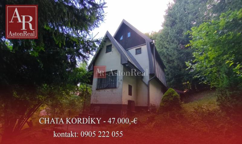 A cottage in Kordíky near Banská Bystrica surrounded by dense forest, ideal for relaxation.
