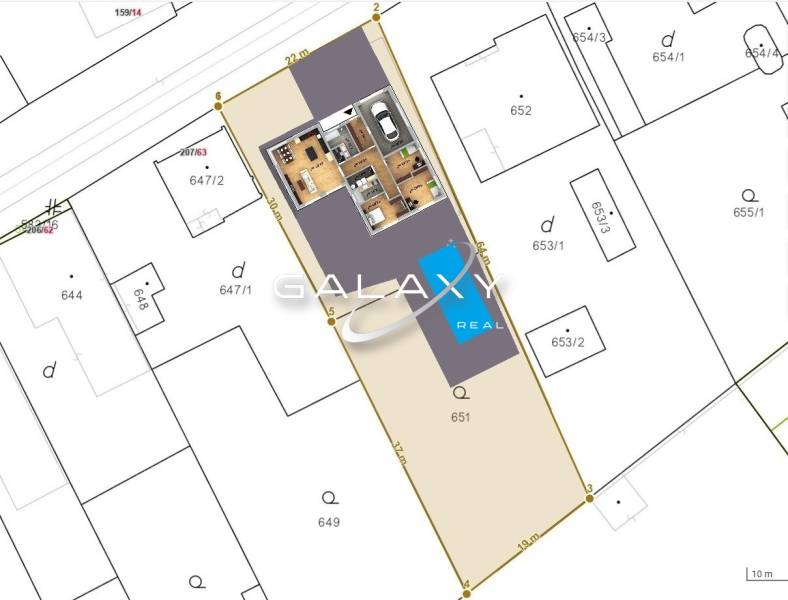 The plan shows a plot on Školská Street, designated for residential use, with the layout of the house.