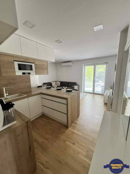 The 3-room apartment includes a kitchenette with a dining table and a living room.