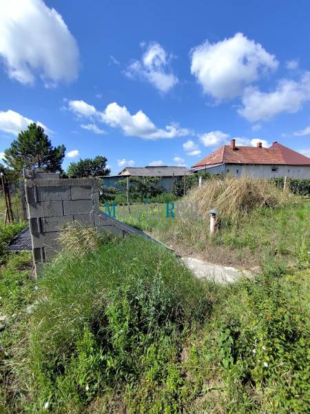 Land for sale in Jelšovce with grassy vegetation, proximity to construction. Residential plots.