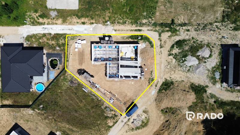 Aerial photograph of a family house under construction in Trenčianske Jastrabie with surroundings and materials.