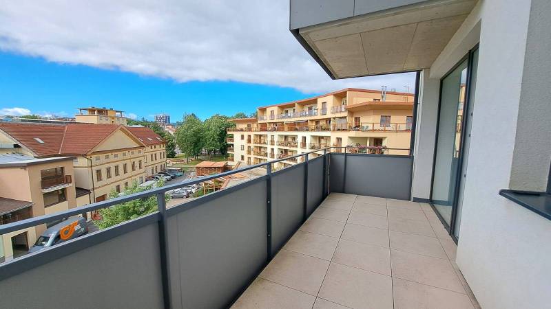 A balcony from a 2-room apartment on Štefánikova Street in Poprad with a view of the neighboring buildings.