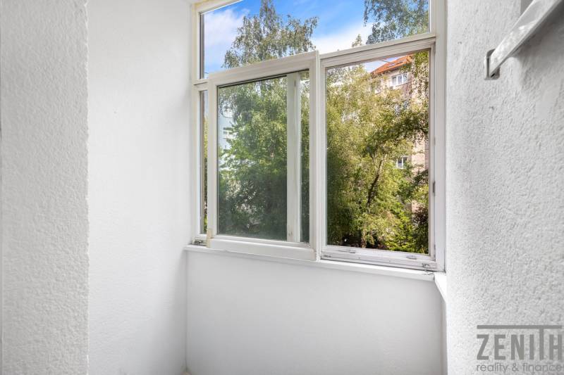 The windows in the 3-room apartment offer a view of greenery.