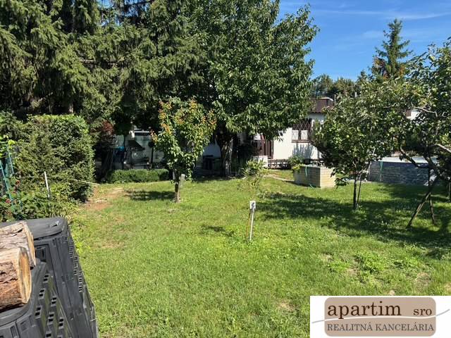 Greenery and trees on a plot in the Bratislava - Vrakuňa district, Brezová, suitable for living.
