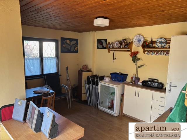 Room with older furniture, decorations, and flowers, suitable for real estate - living.