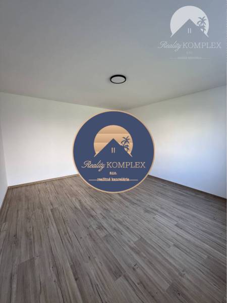 An empty room with a wooden floor in a 3-room apartment, Reality Komplex.
