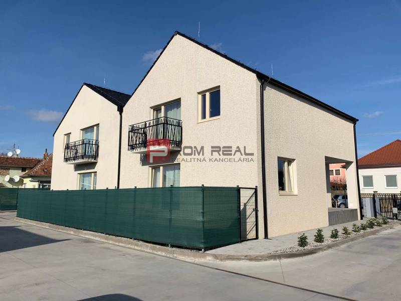 Family house with balconies on Pekná Street in Ivanka pri Dunaji, 3-room apartment.