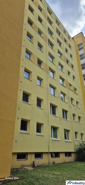 Yellow panel house in Banská Bystrica on Moskovská Street near a 3-room apartment.