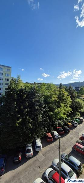 Parking lot and greenery near Moskovská Street in Banská Bystrica, next to a 3-room apartment.
