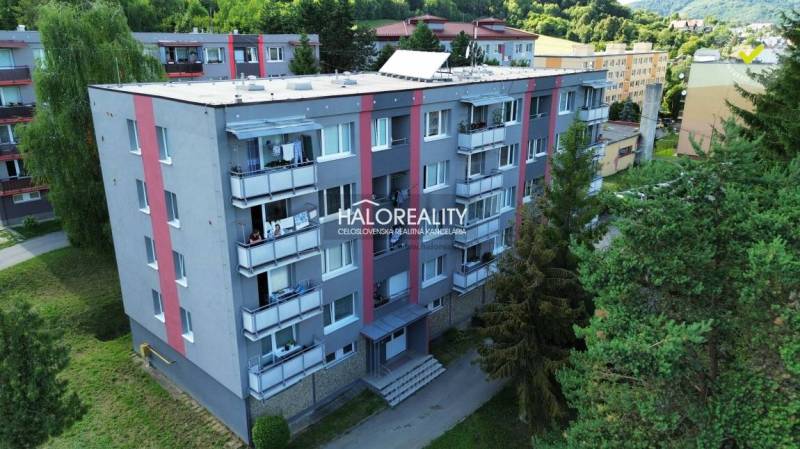 An apartment building in Hnúšťa surrounded by greenery offers 4-room apartments with sunny balconies.