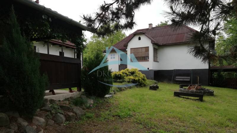A family house surrounded by a garden, terrace, and fire pit creates a pleasant living environment.