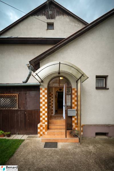 Entrance to the house with a glass canopy on Matice Slovenskej, Veľký Šariš, leading to a 3-room apartment.