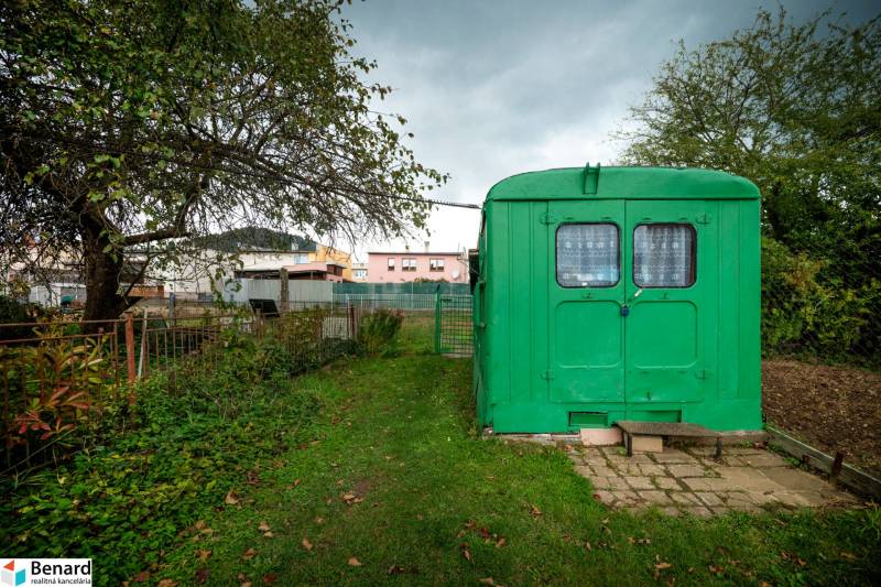 A garden with a fence and a green shelter on Matice Slovenskej Street in Veľký Šariš.