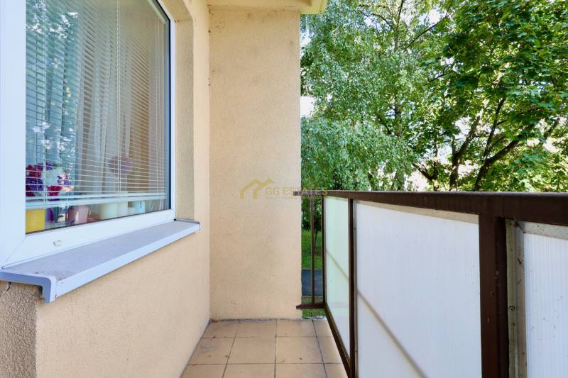 The balcony of a 1-room apartment on J. Hollého Street in Michalovce with a view of the trees.