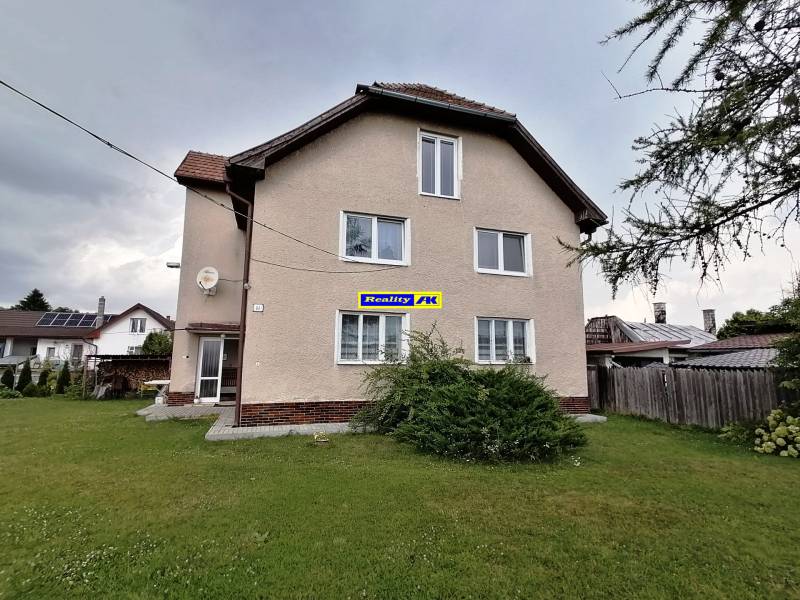 A family house with a landscaped garden, located in Turčianske Teplice, offers a 3-room apartment.