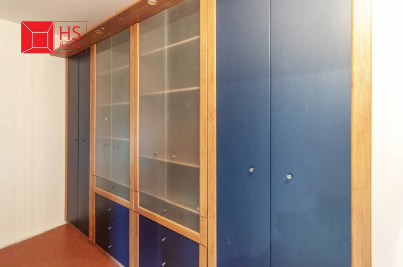 A built-in wardrobe with blue doors and a wooden frame in a 3-room apartment.