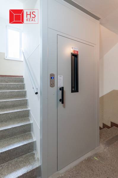 A staircase with a modern elevator in a 3-room apartment on G. Bethlen Street in Nové Zámky.