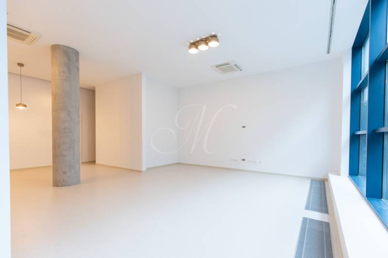 A spacious room in a 4-room apartment with white walls and a prominent concrete column.