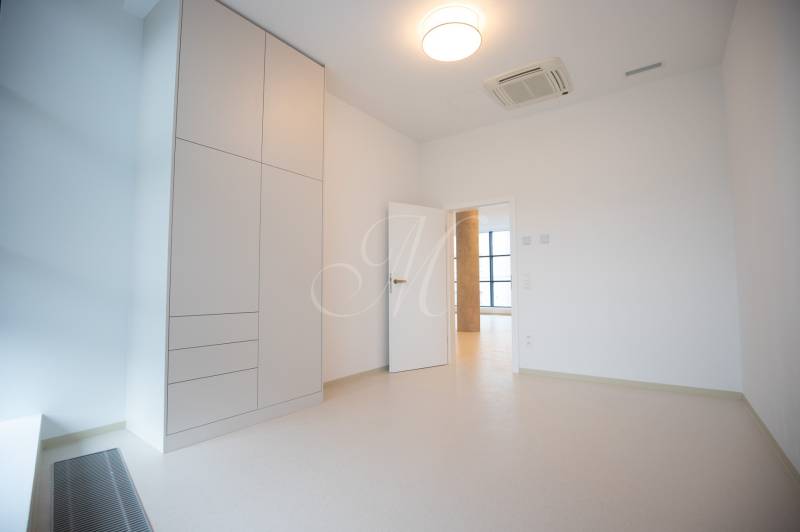 A bright room with a built-in wardrobe and air conditioning in a 4-room apartment.