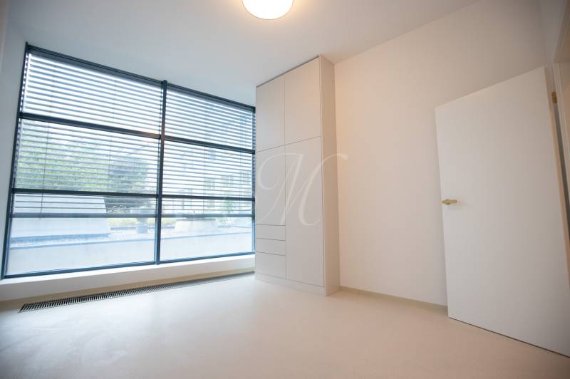 A room with large windows, a built-in wardrobe, and blinds in a 4-room apartment.