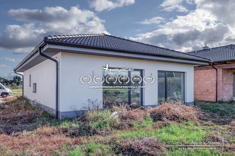 A family house in the suburbs of Slovenská Nová Ves with a garden and a white facade.