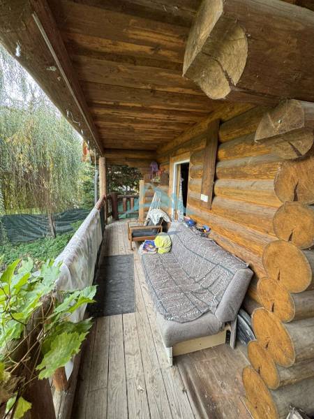 A wooden terrace at the cottage in Dolné Rykynčice with rustic decor and natural elements.