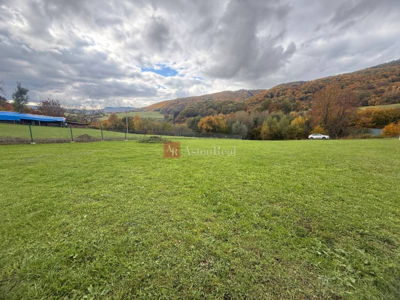 A garden surrounded by hills in Zbor in Púchov, ideal for living.