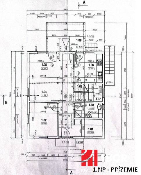 Ground floor plan of a family house with room labels and dimensions.