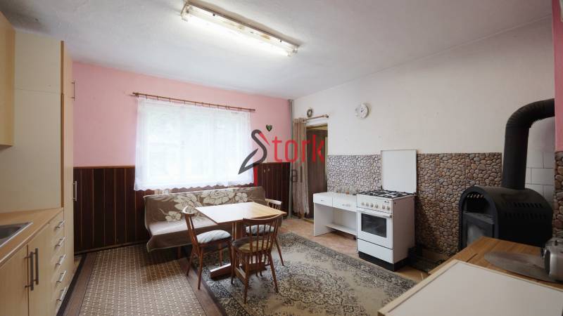 Kitchen in a family house with a dining table, stove, and cooker.