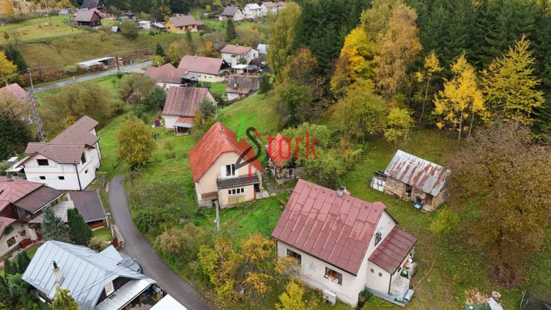 An aerial view of family houses surrounded by greenery in Veľké Rovné.