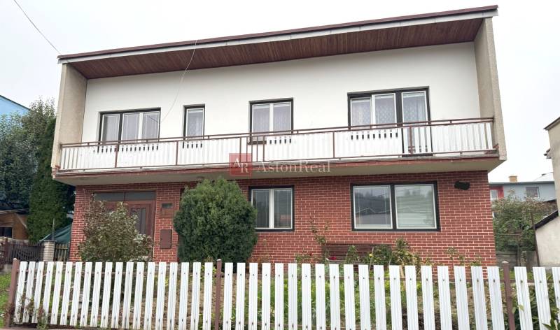 Rodinný dom na Vladine v Tvrdošíne s tehlovým obkladom a bielym plotom.