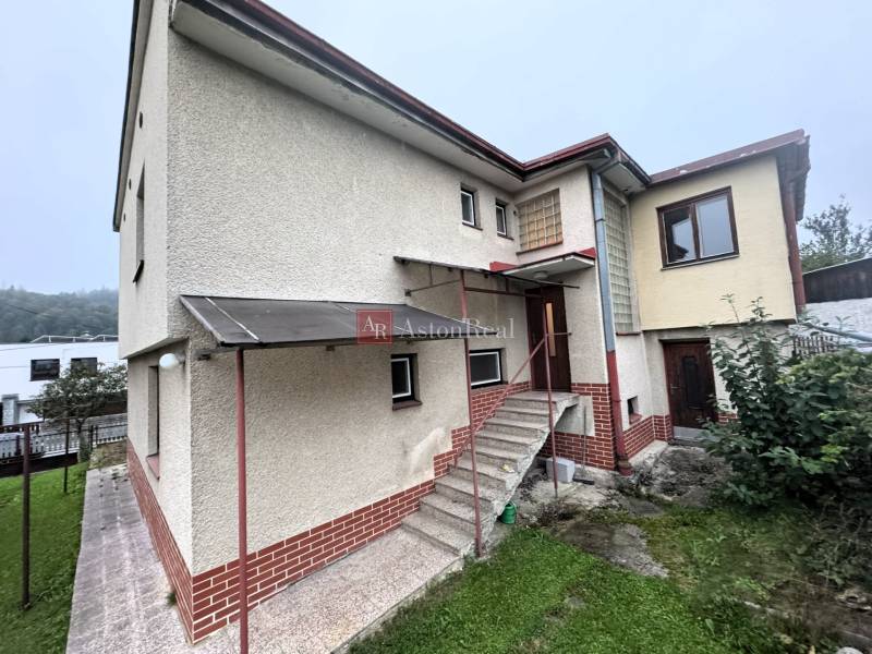 Rodinný dom na ulici Vladina v Tvrdošíne, so schodmi a terasou.