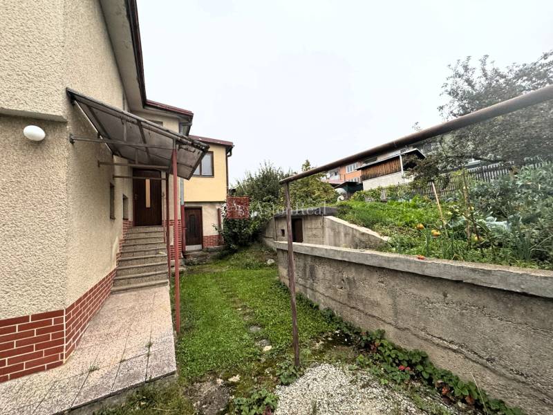 Rodinný dom na ulici Vladina v Tvrdošíne so schodmi a záhradným pozemkom.