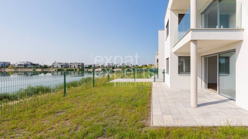 View of the water area near the house in Kittsee, Am Seepark with a terrace and garden.