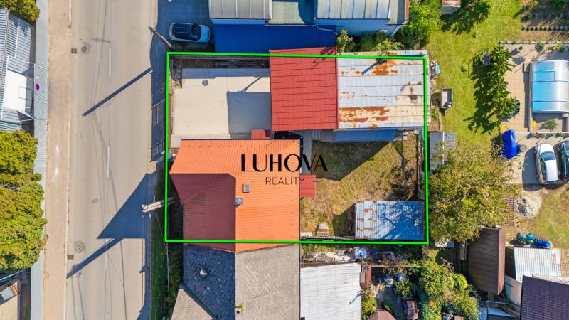 A family house with a red roof and a garden on Sklárska Street in Lednické Rovne.