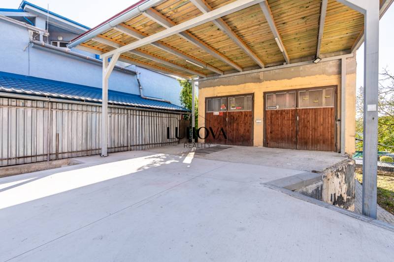 Covered concrete area and garage at the family house on Sklárska Street in Lednické Rovne.