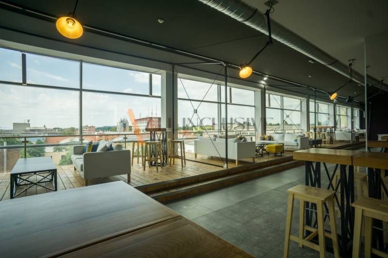 The gastro space is a room with large windows and a floor with a wooden decor.