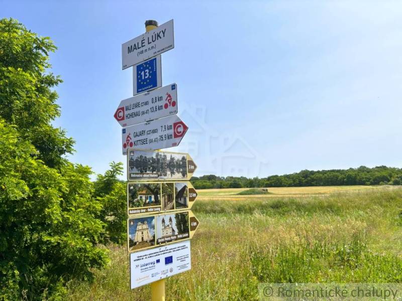 Tourist signs at the Small Cottage in Leváre indicate the direction to the surrounding nature and landmarks.