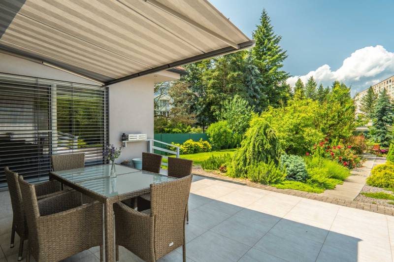 A terrace at a family house on Janka Matúška Street in Bánovce nad Bebravou with a view of the garden.