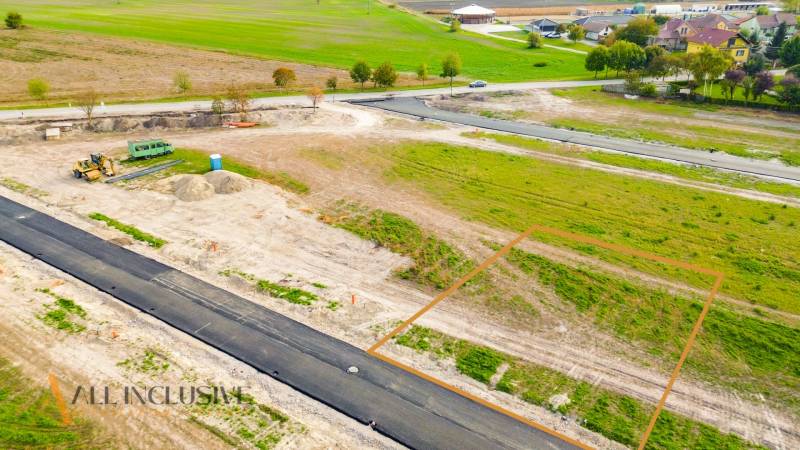 Plots - living in Amadeho Kračany in Kostolné Kračany, rural street and nature.