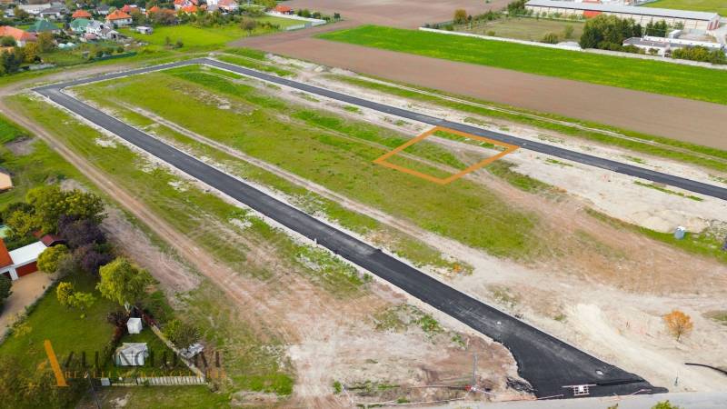 Residential plots in Amadeho Kračany in Kostolné Kračany with an asphalt road.