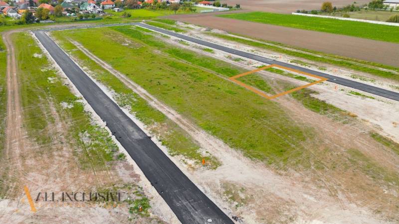 Lands - housing on Amadeho Kračany Street in the town of Kostolné Kračany with roads and greenery.