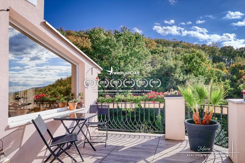 The terrace of the cottage in Bratislava - Devín with a view of the forest and greenery.