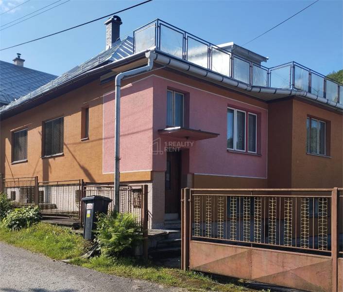 A family house on Lalinok Street in Divinka with an interesting color combination of the facade.