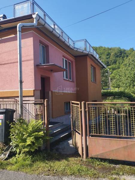 Family house on Lalinok Street in Divinka, with a garden and terrace.