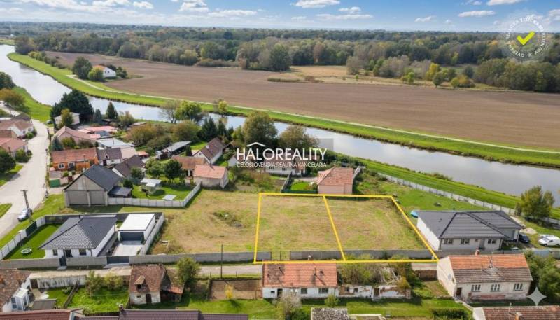 The plots - residential in Brodské border the river and surrounding fields, ideal for building a house.