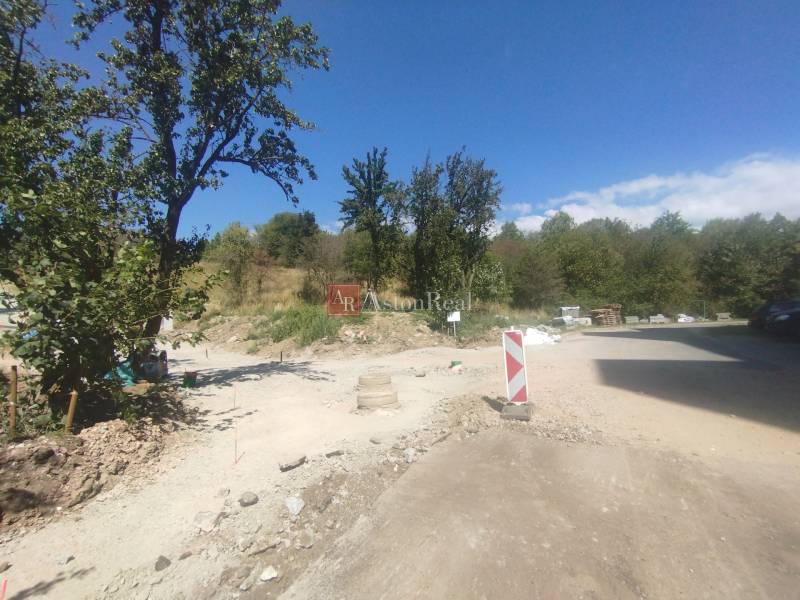 Plots - housing in Podbreziny Háje in Liptovský Mikuláš with a natural environment and a road.