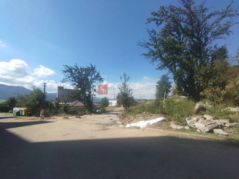 Podbreziny Háje Street in Liptovský Mikuláš, plots - residential, trees, and containers.