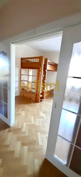 Children's room with a built-in bunk bed and flooring with a wood decor in a 4-room apartment.