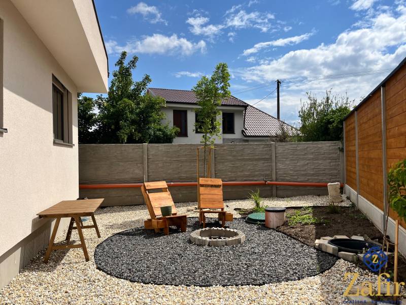 The family house in Šelpice has a garden with garden furniture, a fire pit, and pebbles.